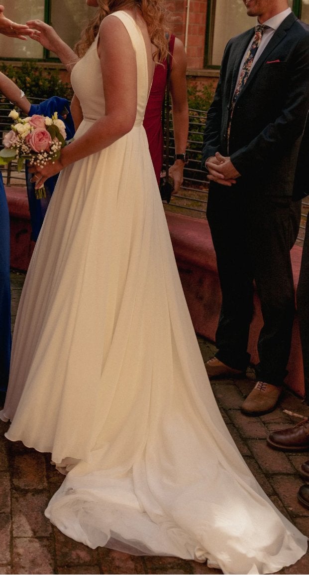 Elegante trouwjurk met V-hals en sleep, Ophalen of Verzenden, Zo goed als nieuw, Wit, Trouwjurk