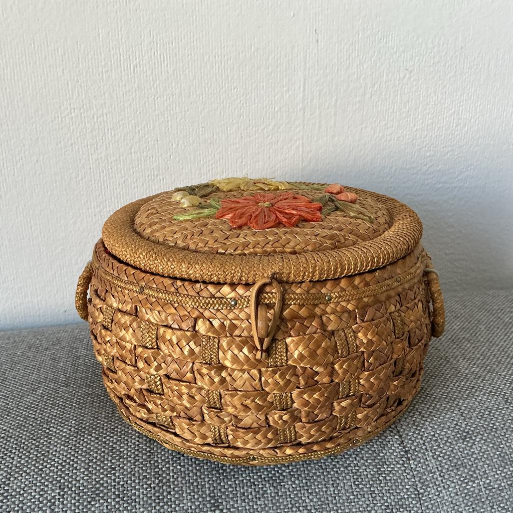 Vintage rieten mandje met bloemen, handgemaakt, Gebruikt, Mand, Rond, Ophalen of Verzenden