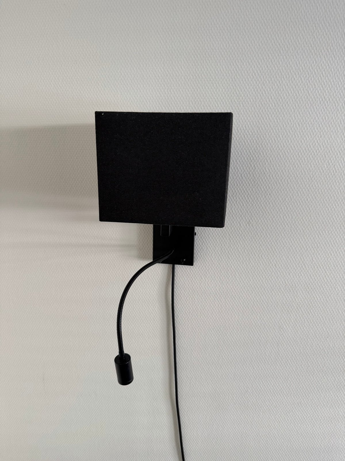 Twee zwarte wandlampen met leeslampjes, Bedlamp, Zwart, Zo goed als nieuw, Metaal