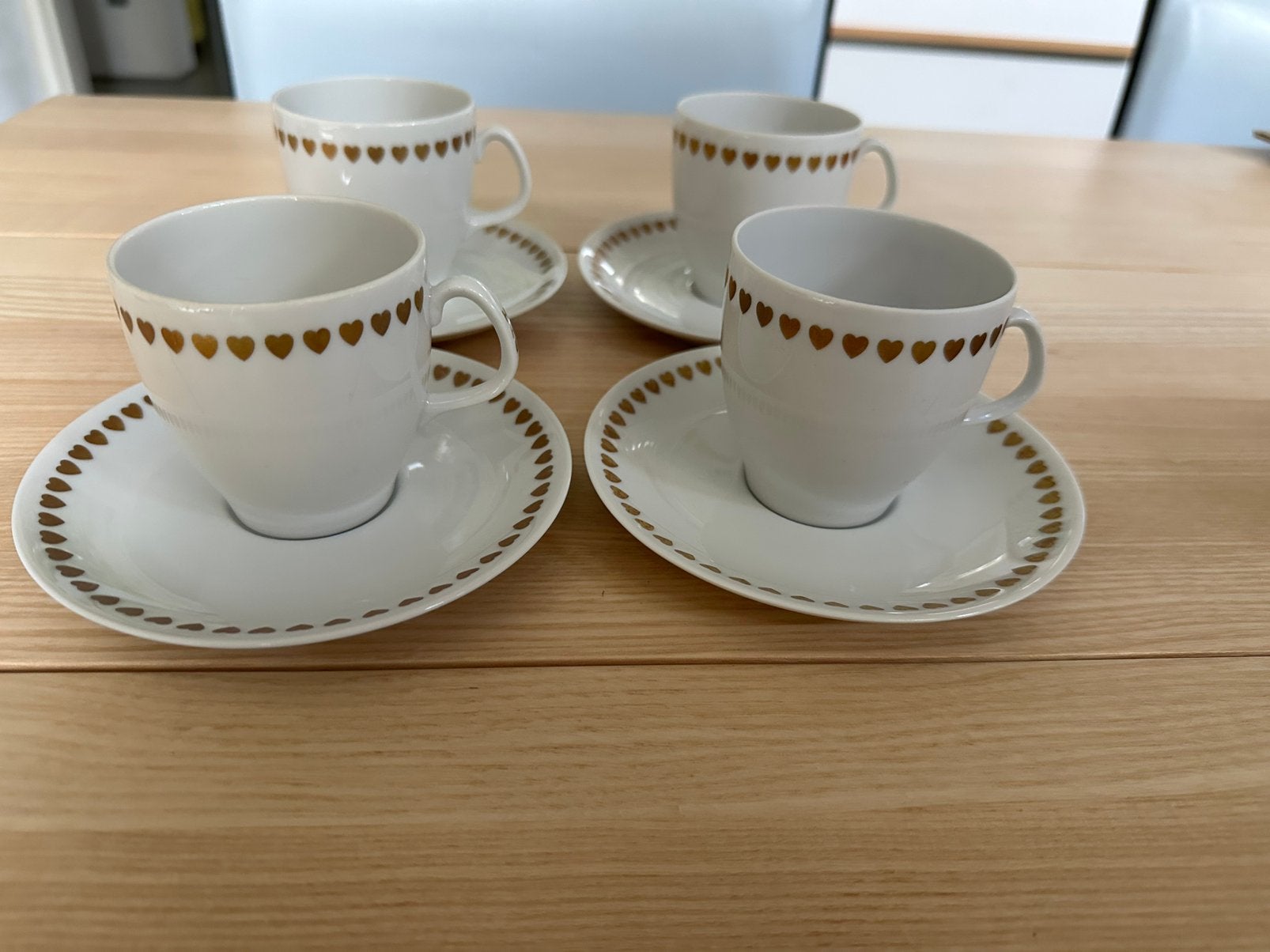4 kop en schotels Mosa porselein goud hartjes koffiemerk Hag, Ophalen of Verzenden, Zo goed als nieuw, Overige stijlen, Kop(pen) en/of Schotel(s)