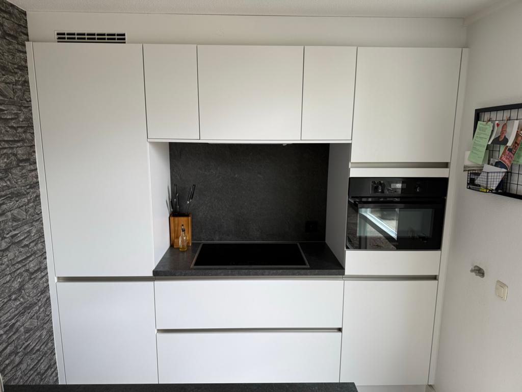 Moderne witte keuken met eiland, Ophalen, Wit, Hoekkeuken, Zo goed als nieuw