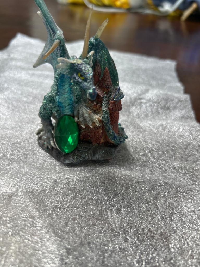 Glitterende Draak met Groene Edelsteen - Fantasy Beeldje, Ophalen of Verzenden, Zo goed als nieuw, Fantasy