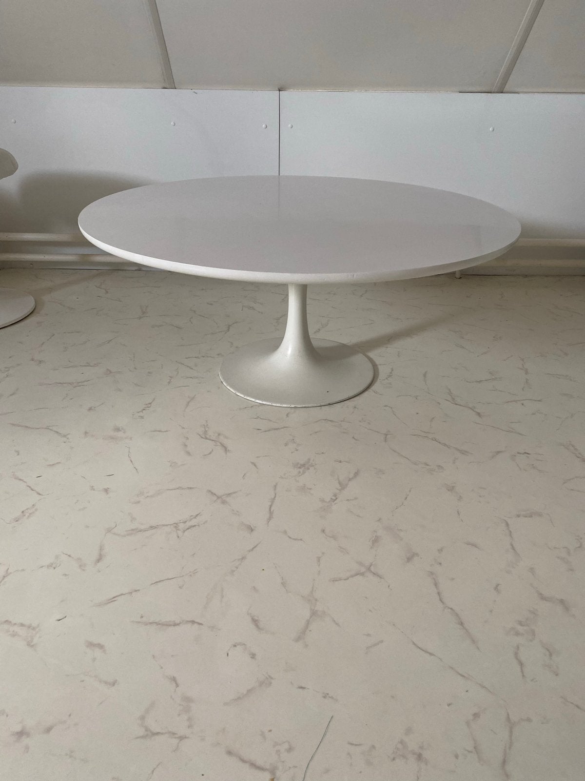Retro salon tafel 1973 - Witte ronde tulpvoet, Ophalen, Kunststof, Gebruikt, Rond