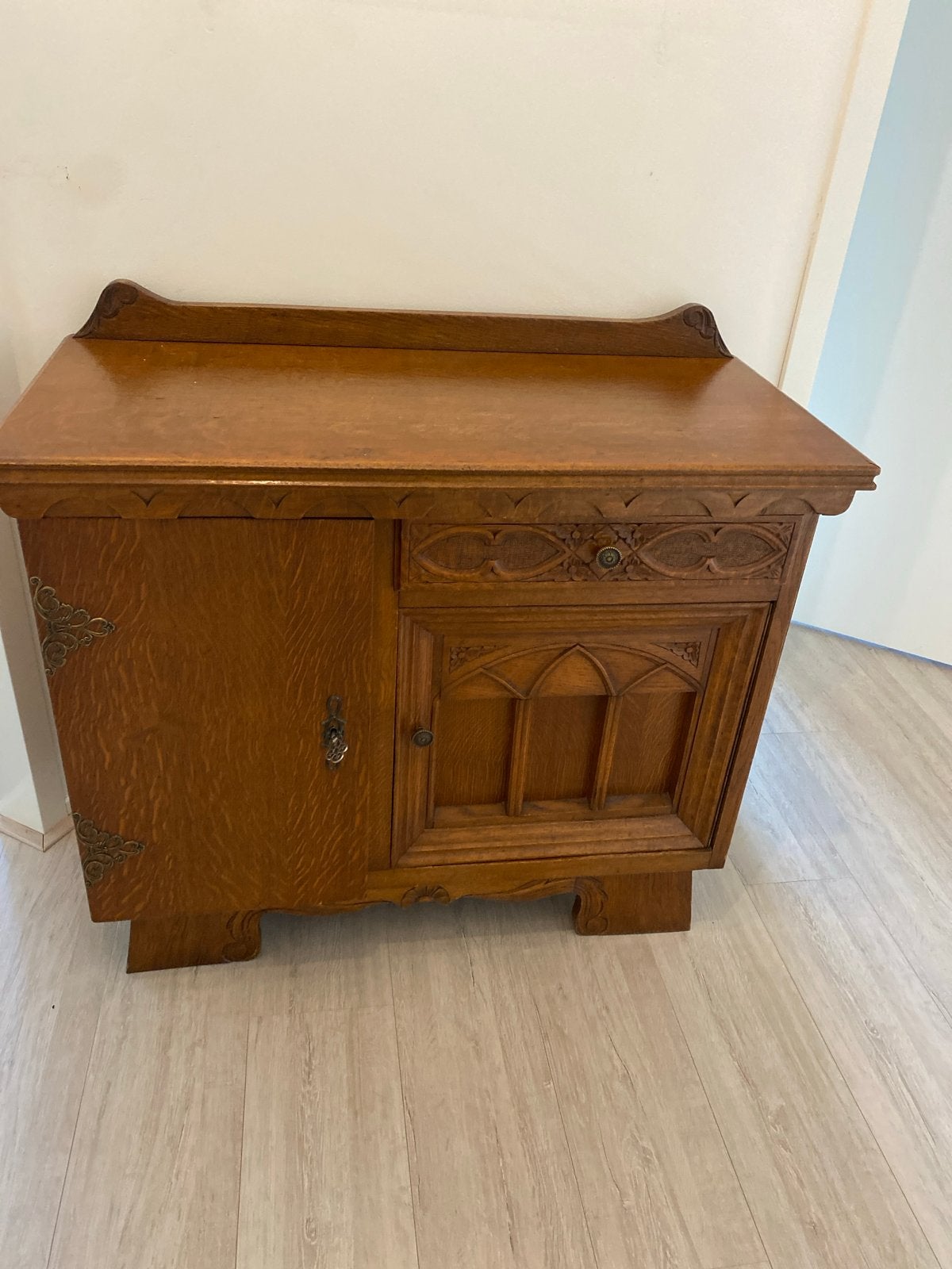 Antiek eiken dressoir met houtsnijwerk, Antiek en Kunst, Ophalen