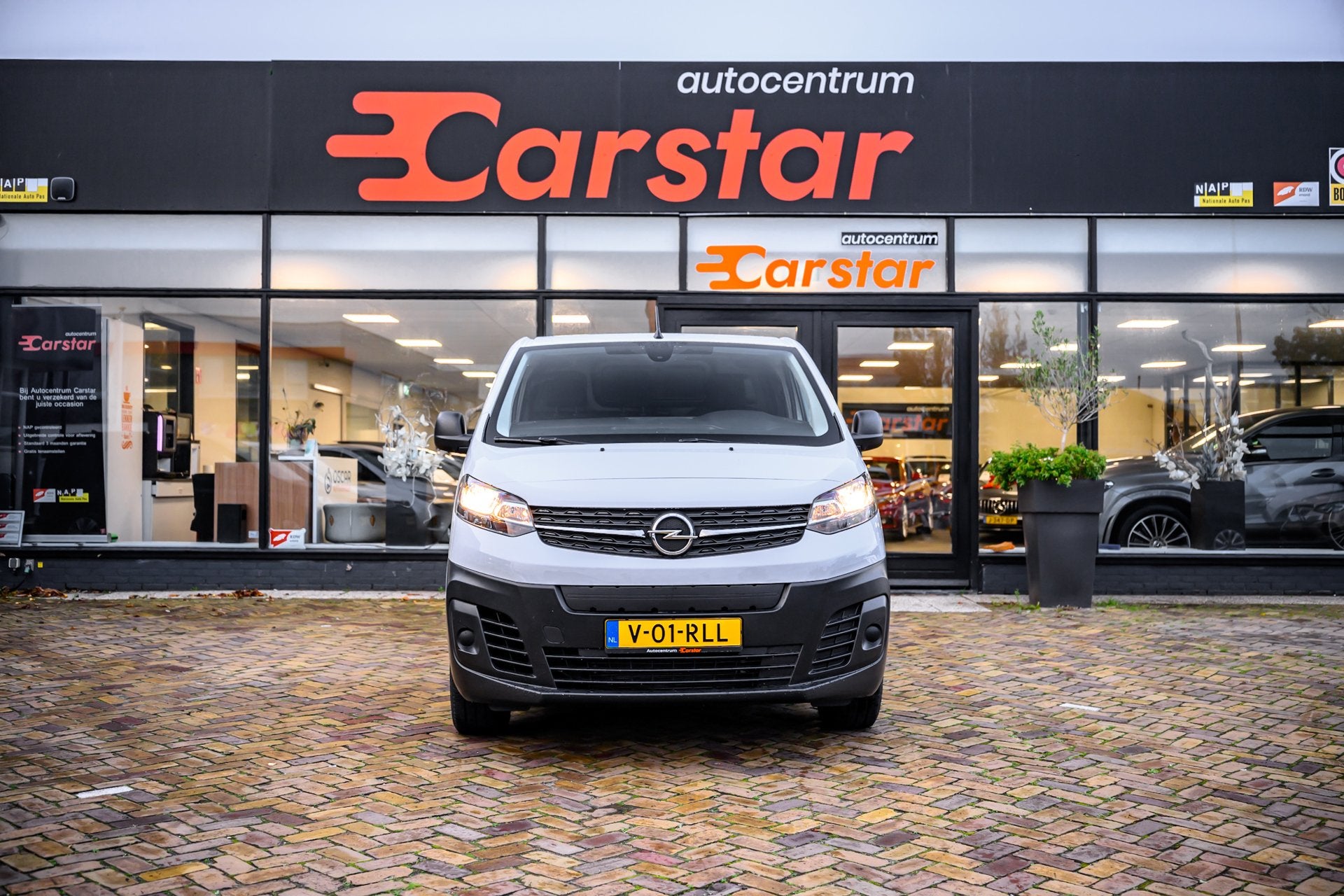 Opel Vivaro-e L2H1 Innovation 50 kWh|3-pers|Camera|Car-Play, Zwart, Opel, 1000 kg, 450 min