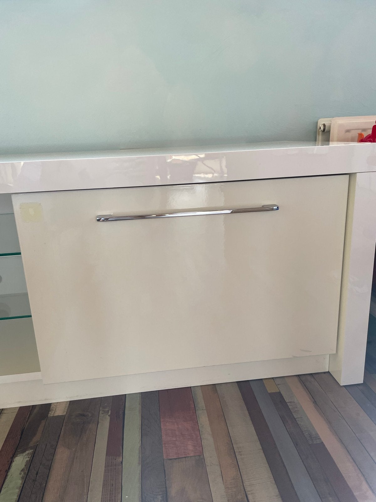Moderne witte tv-meubel met opbergruimte en glazen planken, Ophalen, Gebruikt, 100 tot 150 cm, 25 tot 50 cm