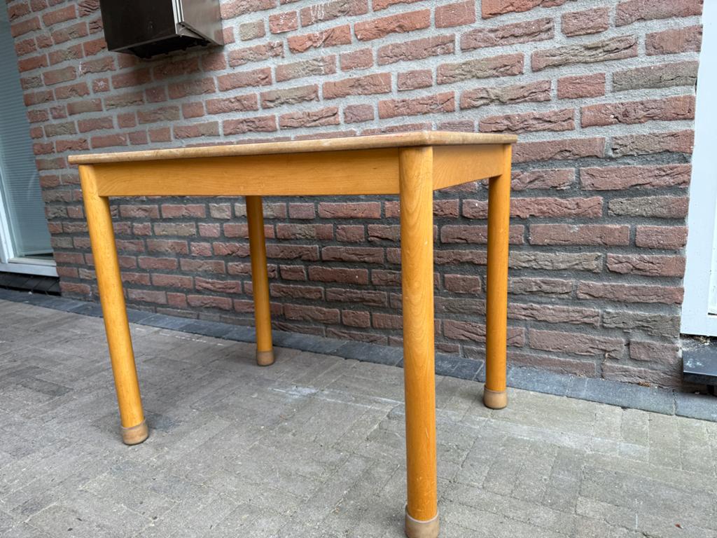 Stevige houten kleutertafel - Gebruikt, Kinderen en Baby's, Kinderkamer | Tafels en Stoelen, Ophalen, Gebruikt, Tafel(s)
