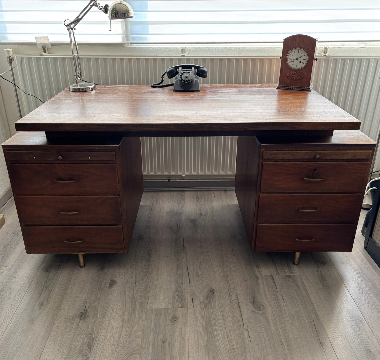 Bureau Vintage jaren 60 met zwevend bovenblad en gratis lamp, Ophalen, Zo goed als nieuw