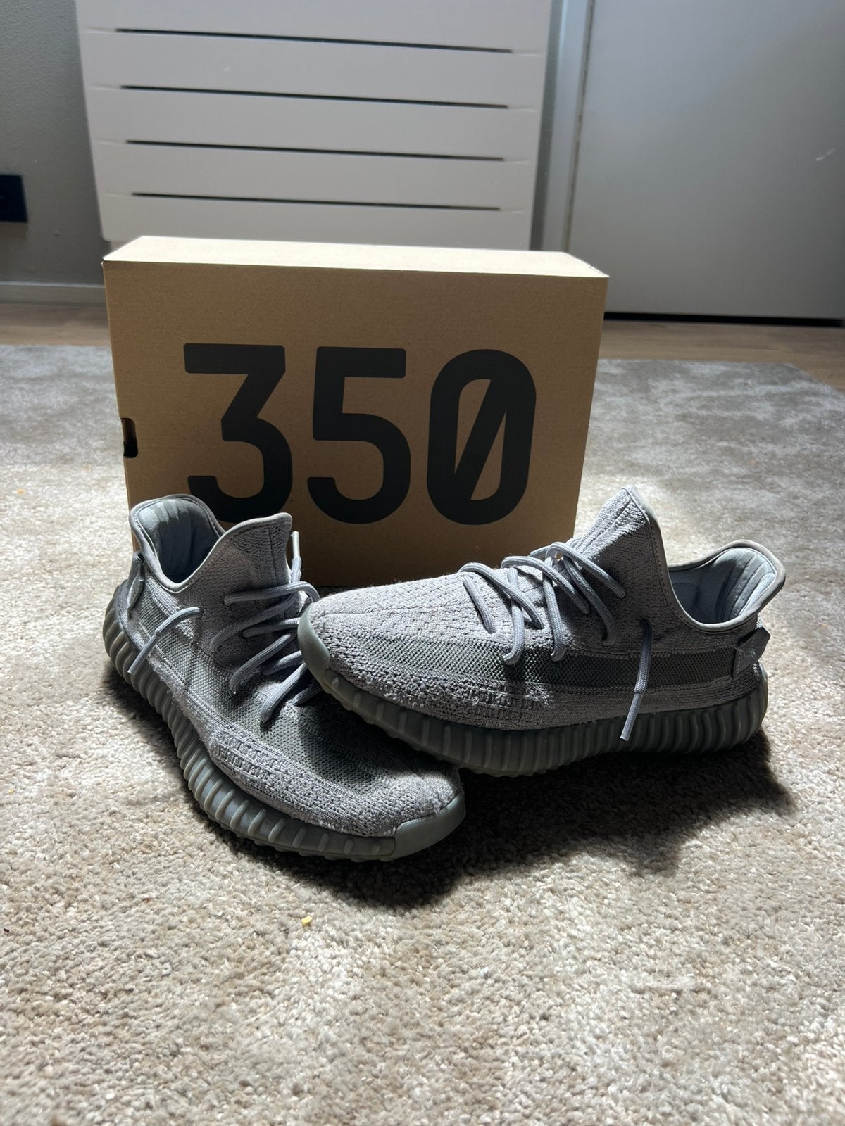 Yeezy 350 V2 Steel Grey, Ophalen of Verzenden, Zo goed als nieuw, Overige kleuren