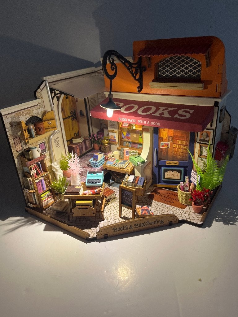 Rolife Corner Bookstore miniatuur met verlichting, Ophalen of Verzenden, Zo goed als nieuw, 1:50 of kleiner