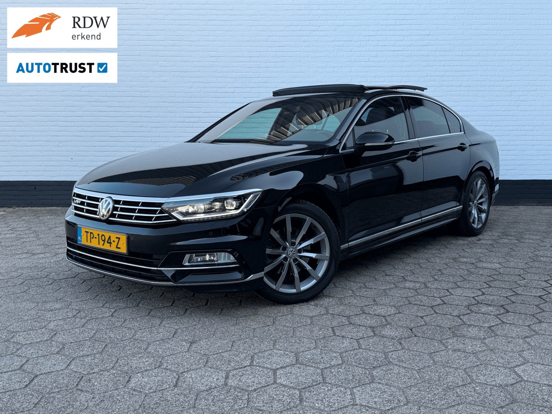Volkswagen Passat 1.4 TSI DSG Highline R-Line PANO l VIRTUAL, Gebruikt, 4 cilinders, Zwart, 1600 kg