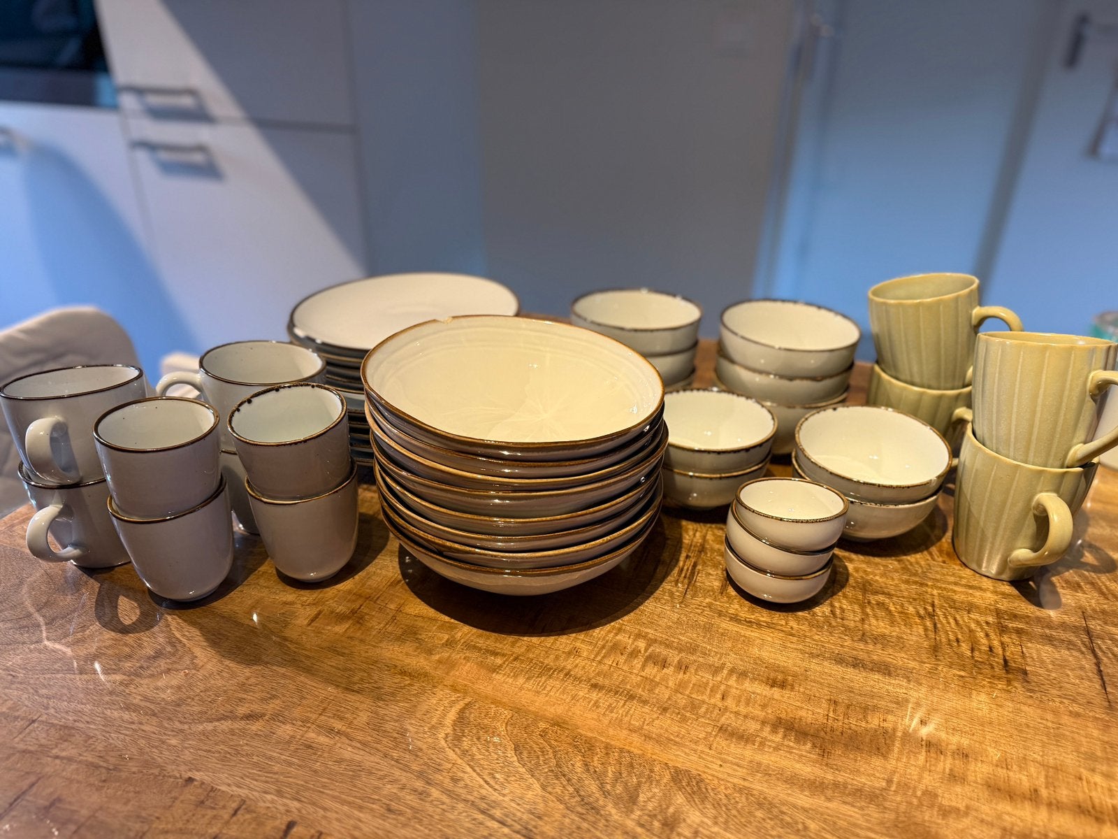 41-delig Xenos servies met bruine rand + 4 Primark mokken, Ophalen, Zo goed als nieuw, Overige stijlen, Bord(en)