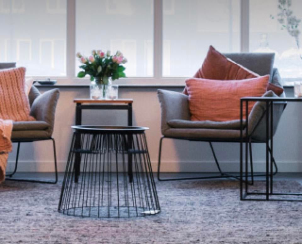 2 grijze fauteuils stoelen metaal onderstel bijna gratis, Huis en Inrichting, Stoelen, Ophalen, Twee, Zo goed als nieuw, Metaal