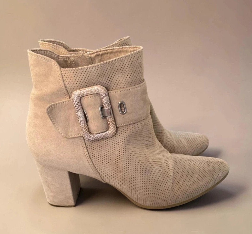 Beige enkellaarsjes met gesp - Zo goed als nieuw, Verzenden, Zo goed als nieuw, Beige, Lage of Enkellaarzen