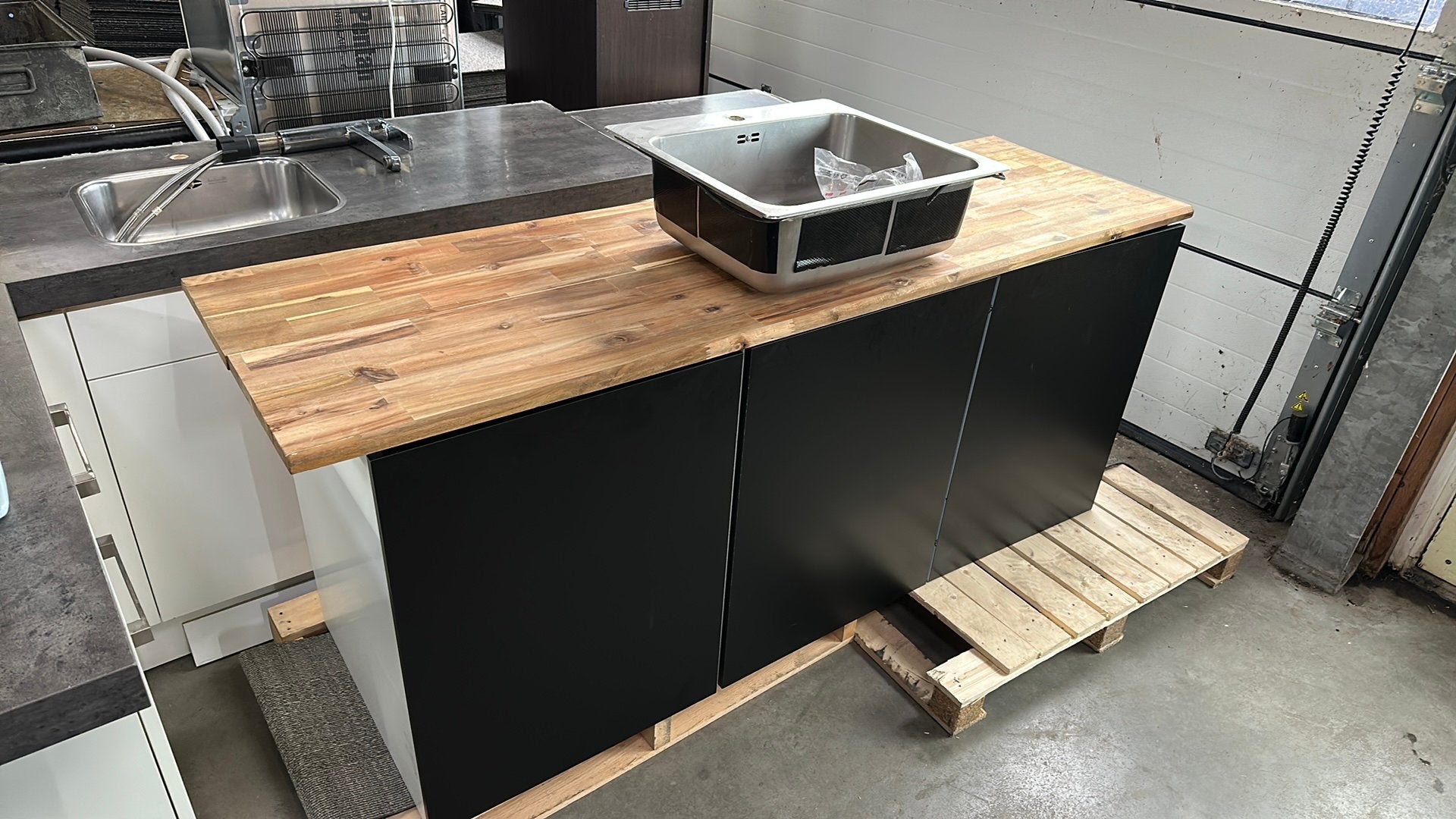 Keuken / aanrecht / wasbak, Huis en Inrichting, Keuken | Complete keukens, Gebruikt, Enkelwandige keuken, Zwart, Ophalen