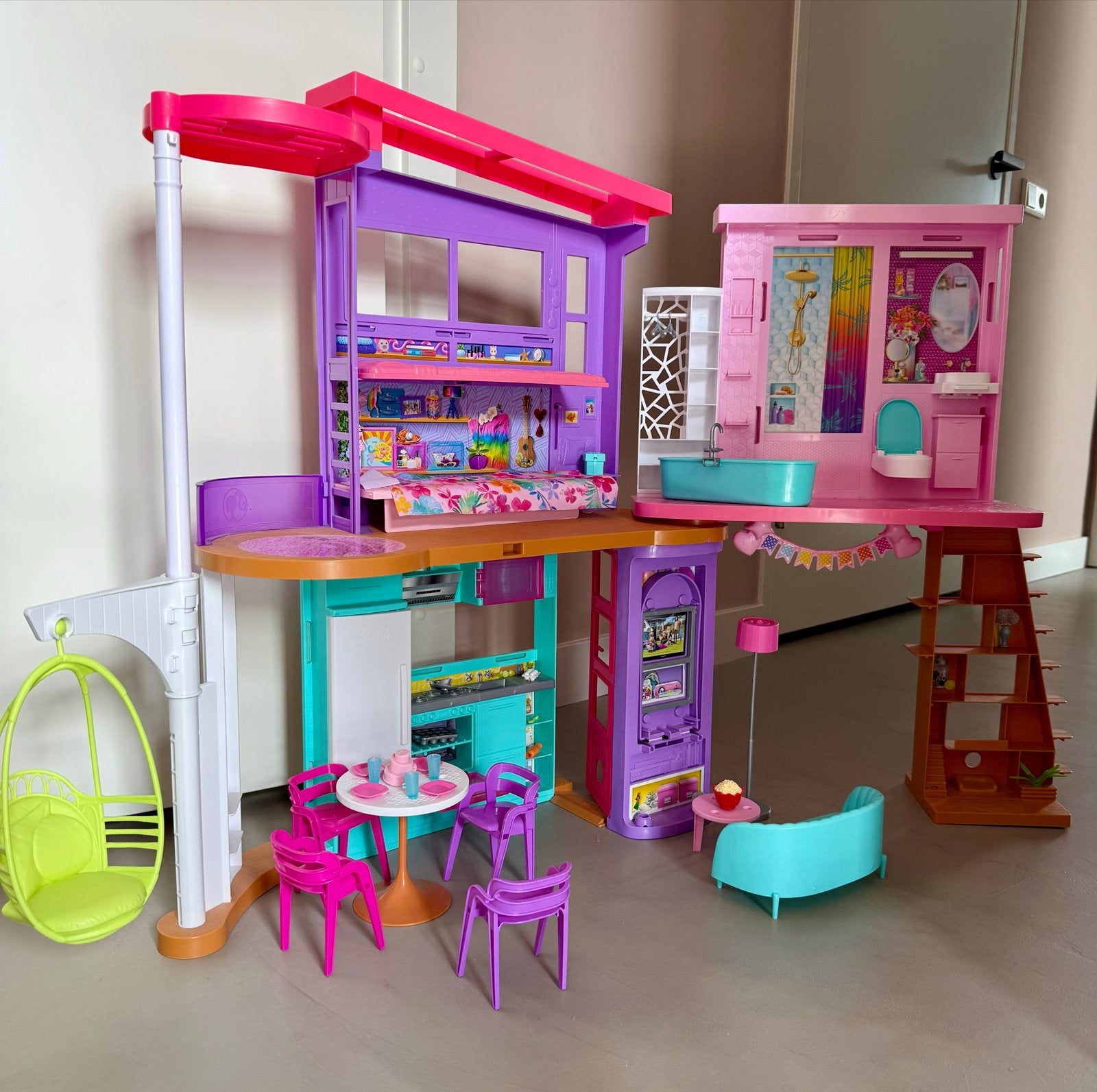 Barbie vakantiehuis met meubels en accessoires, Ophalen, Zo goed als nieuw, Barbie
