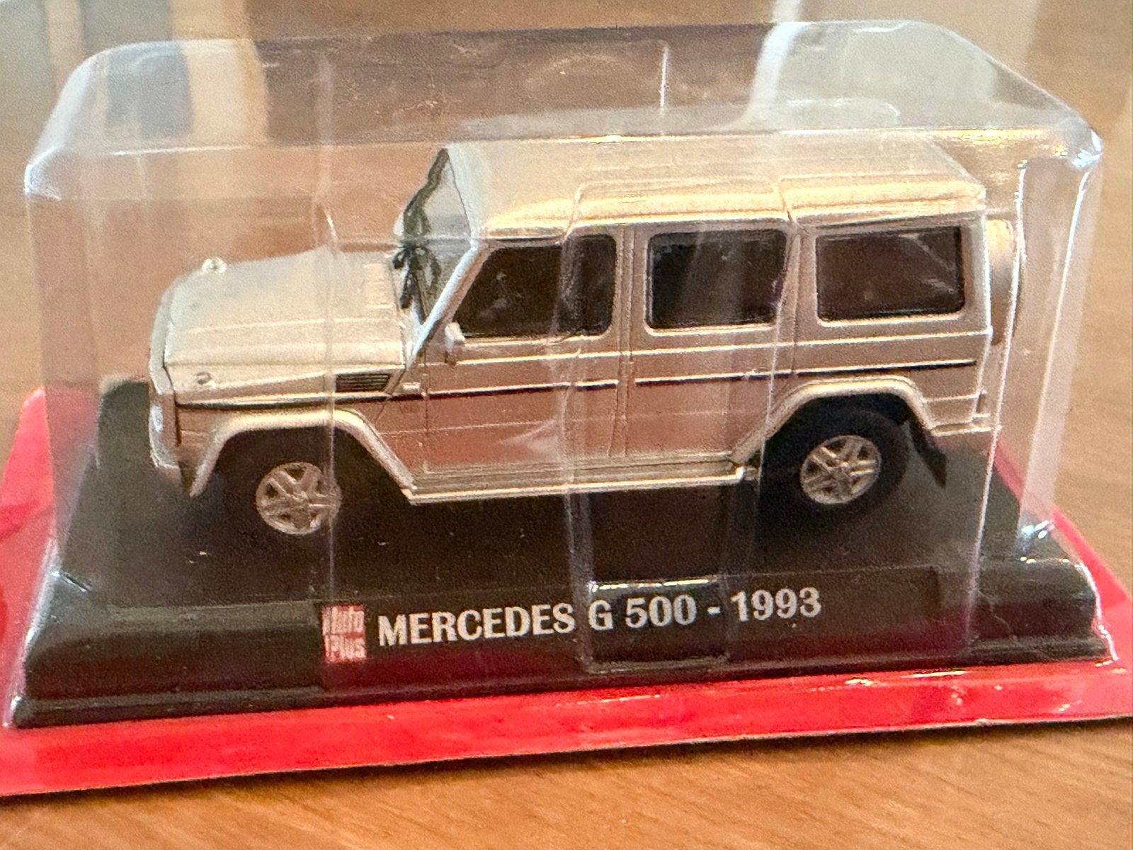Mercedes G 500 - 1993 schaalmodel met Auto Plus magazine, Hobby en Vrije tijd, Ophalen of Verzenden, Nieuw, Auto, Overige merken