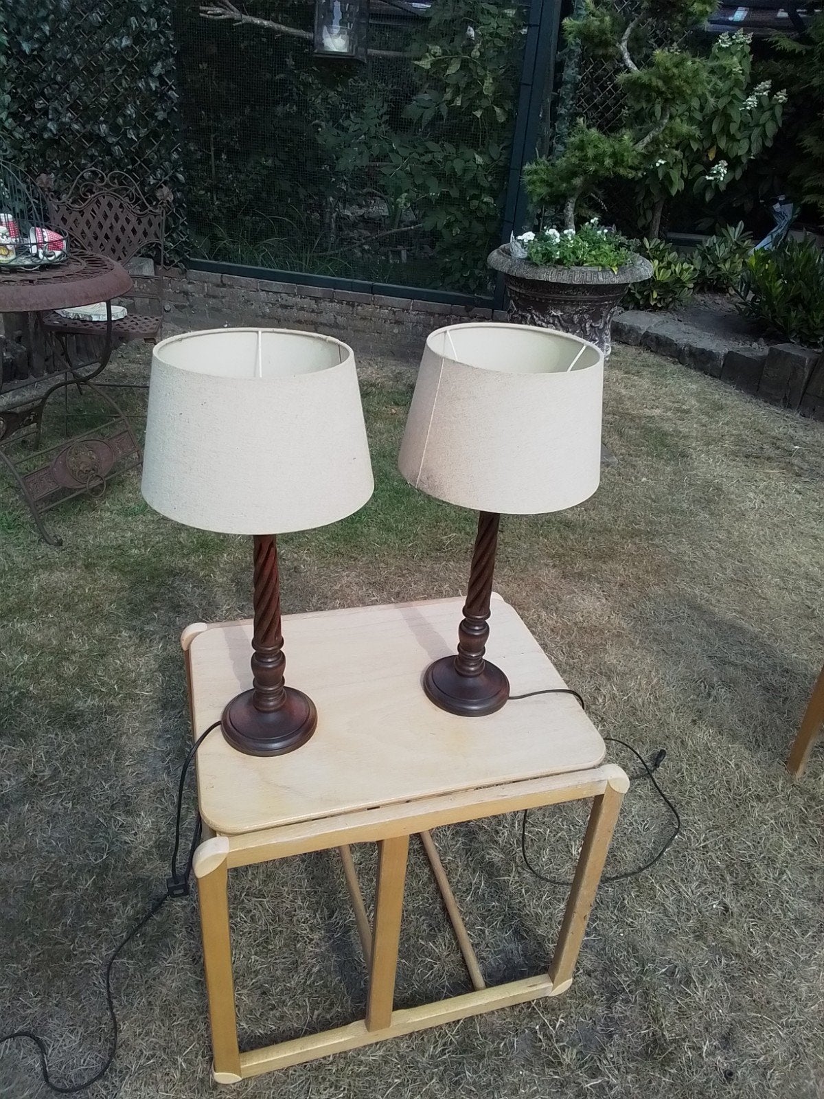 15534) 2 mooie schemerlampen  met houten gedraaide voet, Ophalen of Verzenden