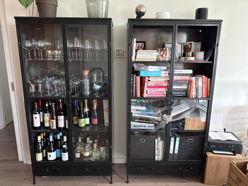Twee zwarte vitrinekasten met glazen deuren, Ophalen, Gebruikt, 50 tot 100 cm, Metaal
