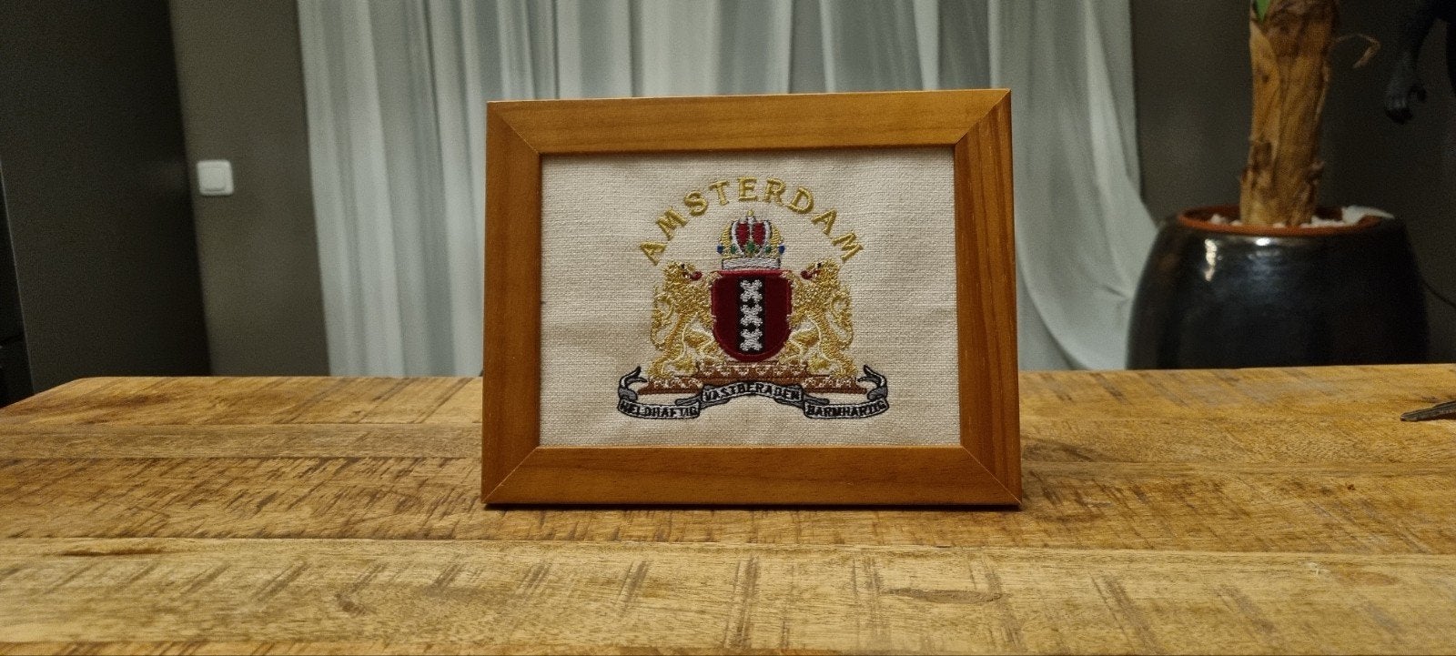 Geborduurd Amsterdams Wapen in Houten Lijst, Huis en Inrichting, Woonaccessoires | Overige, Gebruikt, Hout, Meerkleurig, Klassiek