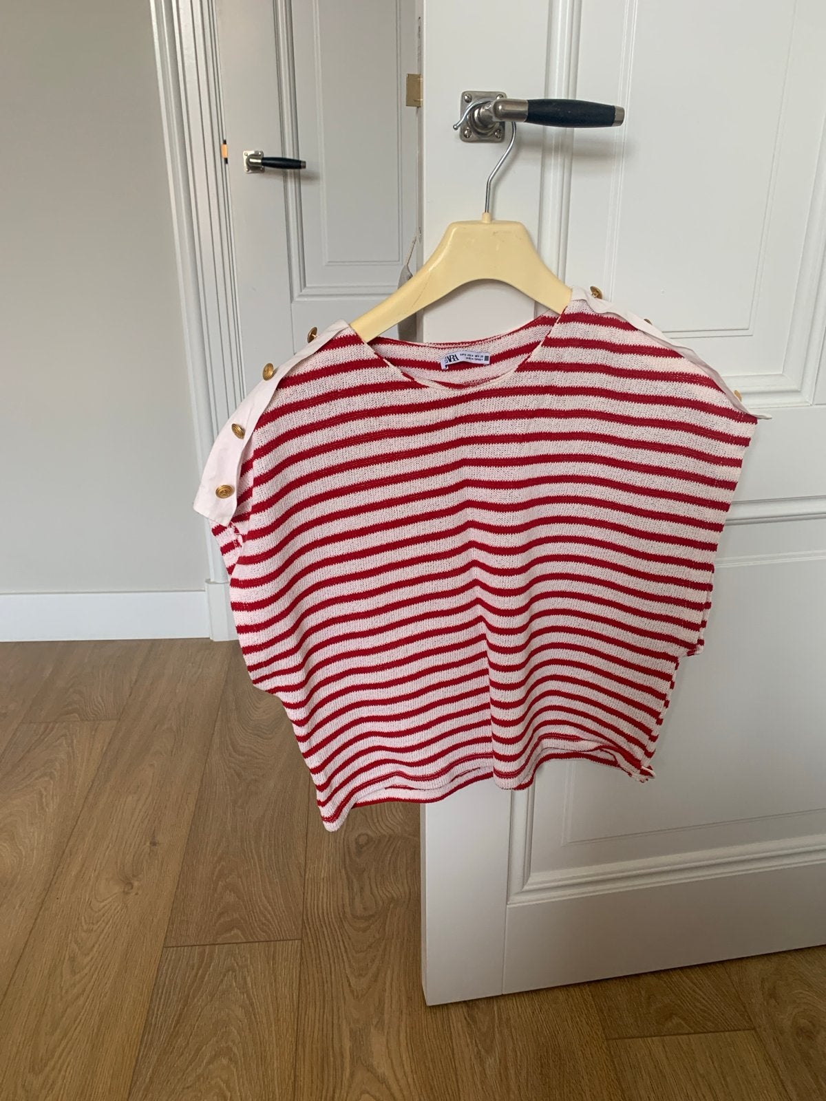 Zara gebreide top rood wit maat L met gouden knopen, Ophalen, Maat 42/44 (L), Rood, Zonder mouw