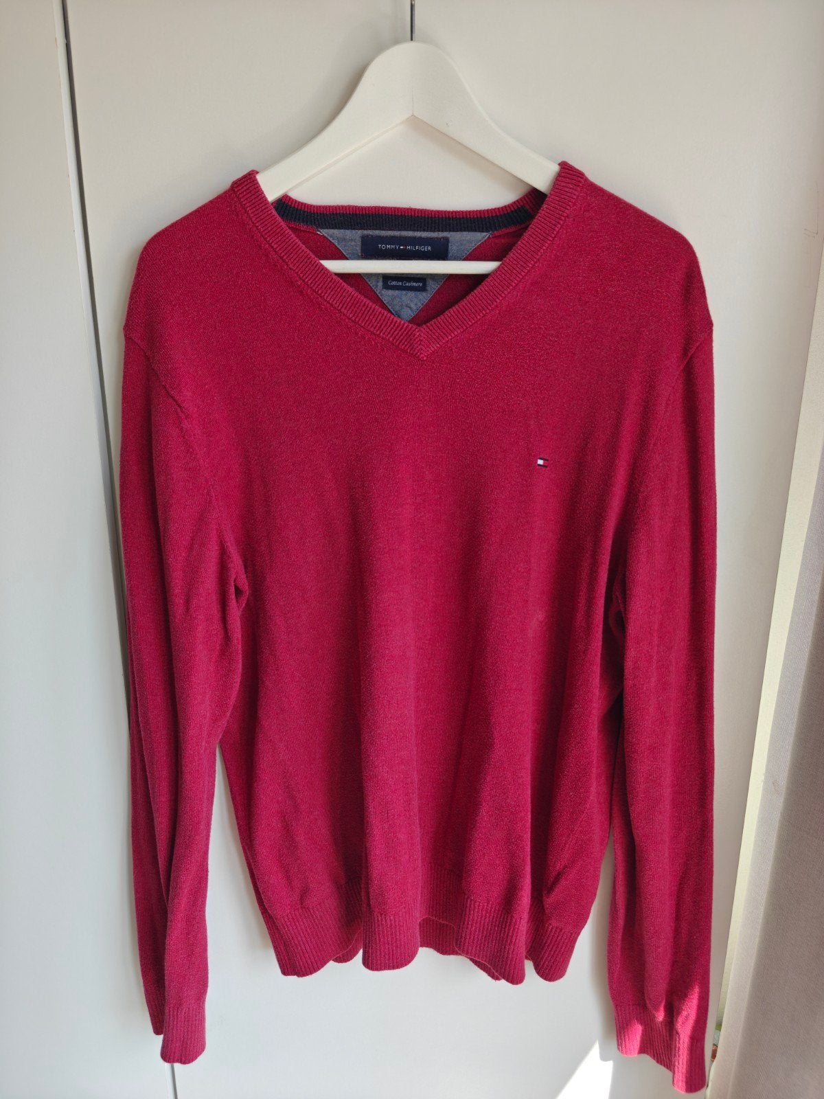Tommy Hilfiger V-hals trui Rood – Pima Katoen & Kasjmier – M, Ophalen of Verzenden, Zo goed als nieuw, Rood