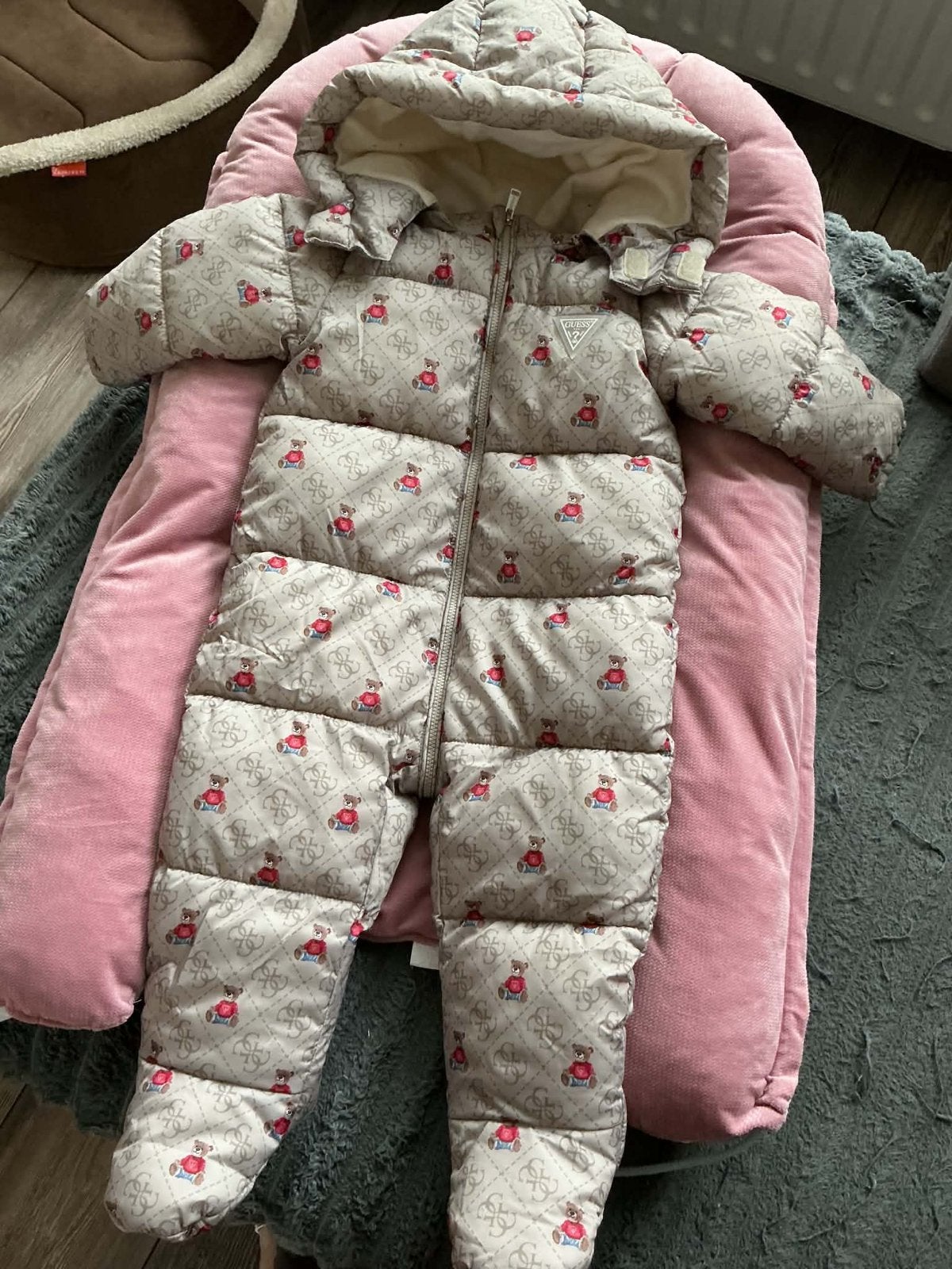 Guess baby winterpak met berenprint, Ophalen of Verzenden, Zo goed als nieuw, Jongetje of Meisje