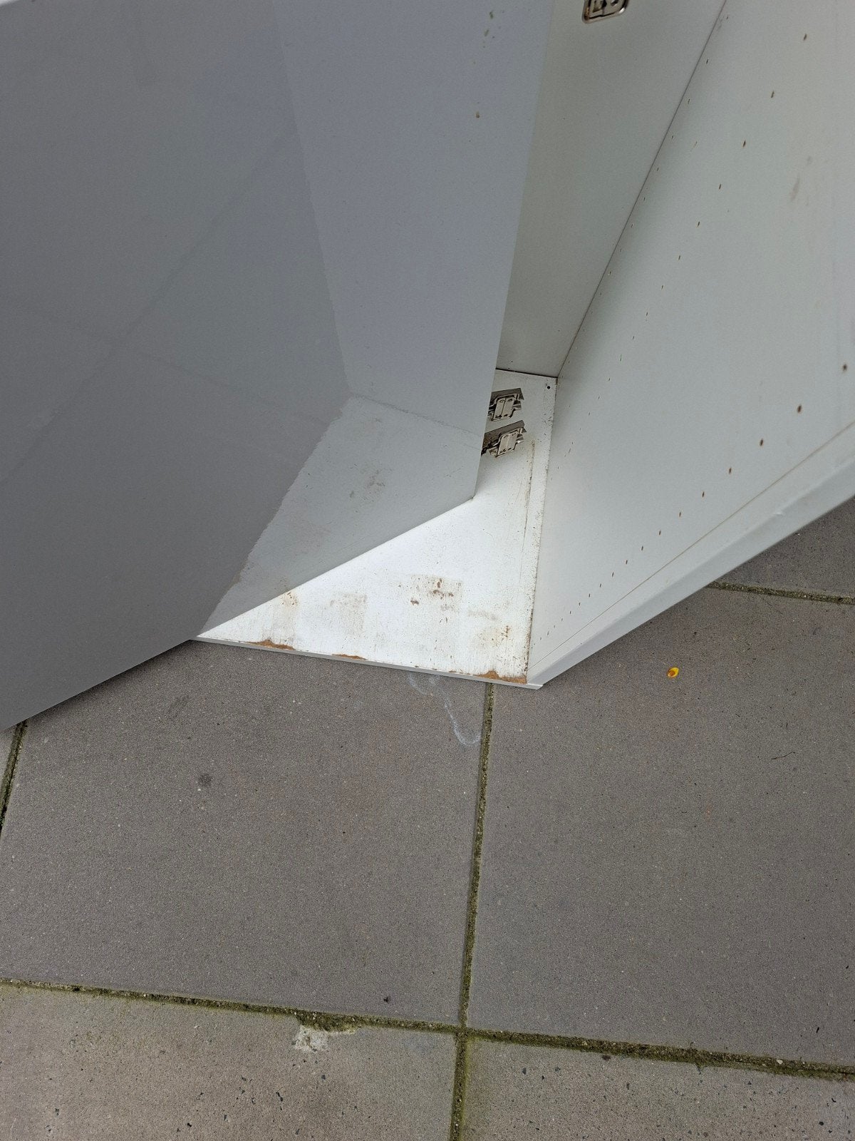 Foto 2 van IKEA BESTÅ kast  met 3 grijze glans deuren en planke