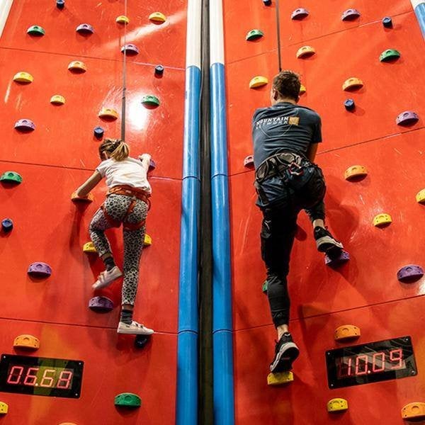Clip 'n Climb  Leeuwarden! 2e ticket gratis, Drie personen of meer, Ticket of Toegangskaart