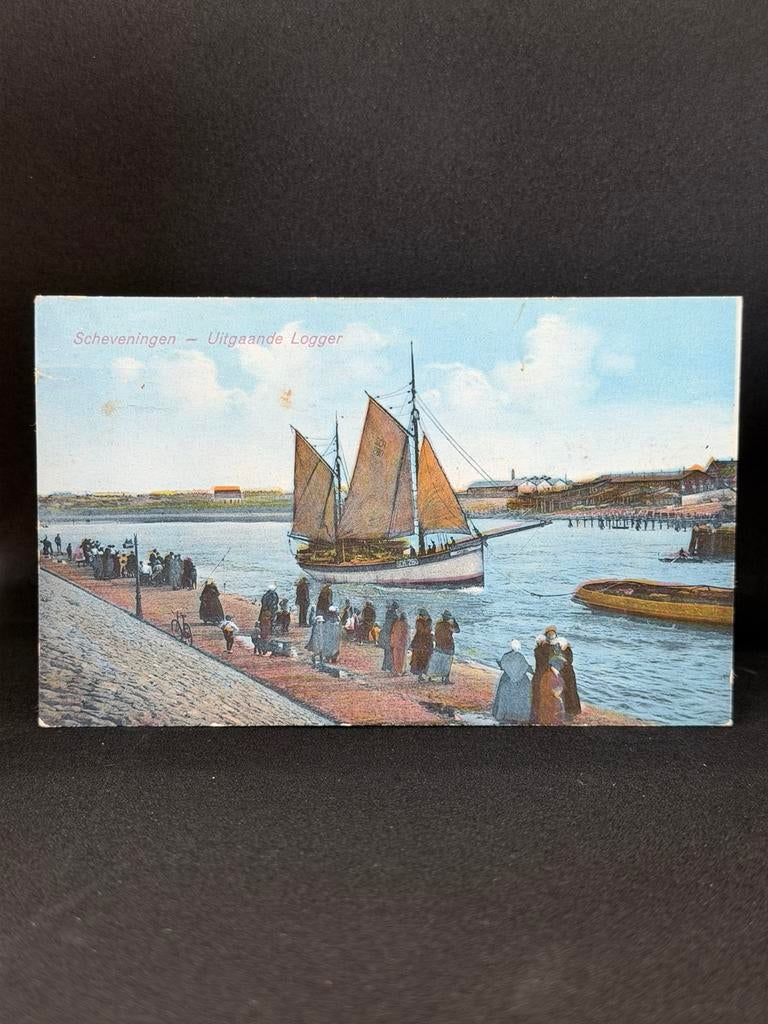 Ansichtkaart Scheveningen Uitgaande Logger klederdracht 1928, Ophalen of Verzenden, 1920 tot 1940, Zuid-Holland