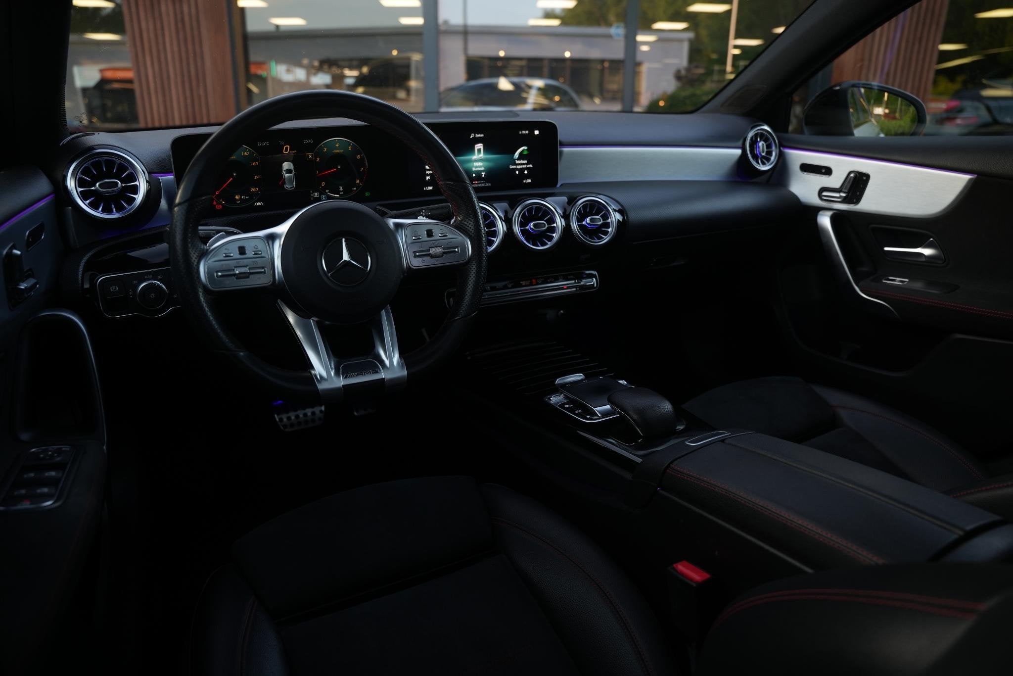 Mercedes-Benz A-klasse 200 Launch Edition Premium Plus AMG p, Gebruikt, Euro 6, 4 cilinders, Leder en Stof
