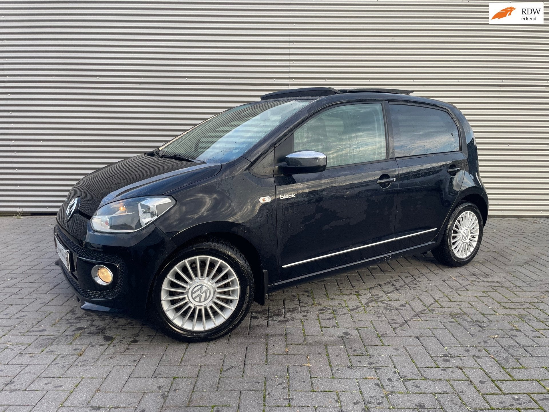 Volkswagen Up! 1.0 black up met pano / cruise / navi / lmv, Voorwielaandrijving, Stof, Gebruikt, 4 stoelen