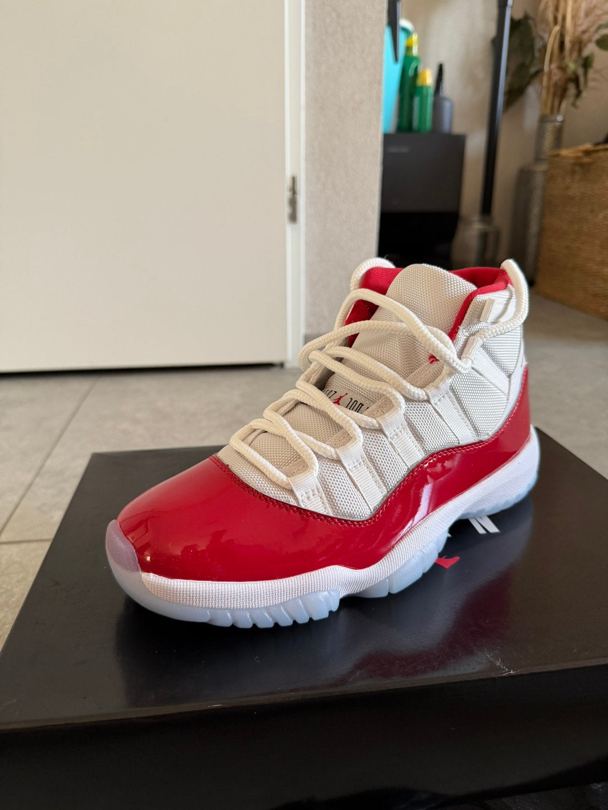 Nike Air Jordan 11 Retro Cherry (2022) - Maat 40 - Nieuw, Ophalen of Verzenden, Zo goed als nieuw, Overige kleuren