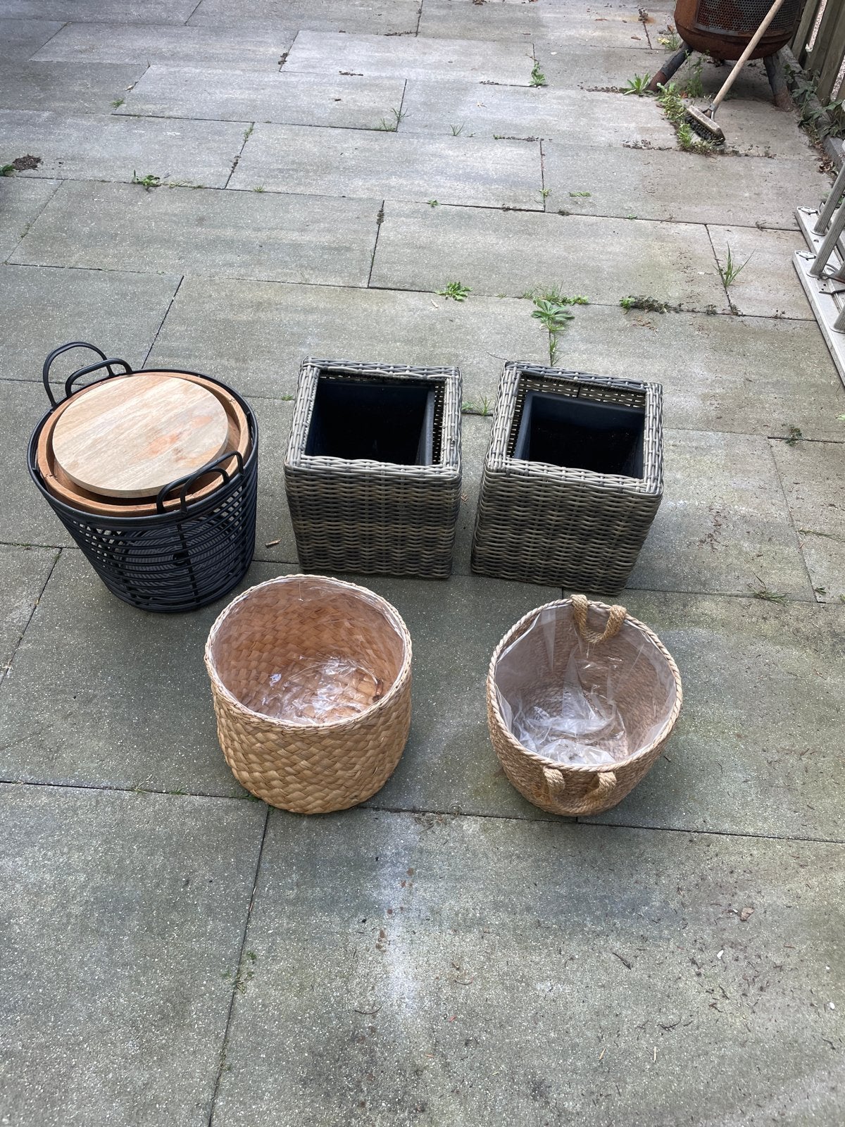 Diverse bloempotten en plantenbakken, tafeltje, Overige materialen, Gebruikt, Ophalen of Verzenden, Binnen
