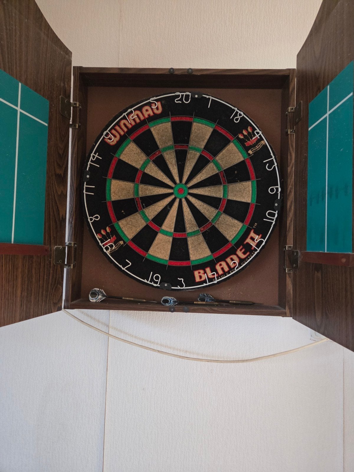Dartbord in Kings Head Pub & Lodging kast, Sport en Fitness, Darts, Ophalen of Verzenden, Gebruikt, Dartbord met pijlen