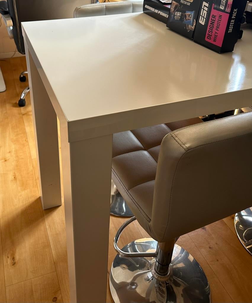 Hoogglans bartafel met 4 barkrukken., Huis en Inrichting, Tafels | Eettafels, Ophalen, Gebruikt, 100 tot 150 cm, 50 tot 100 cm