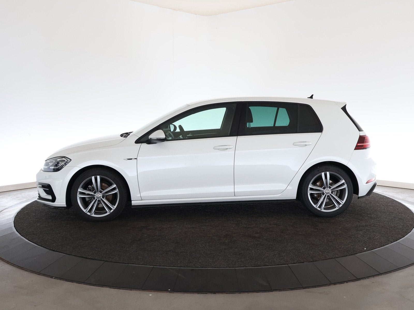 Volkswagen Golf 1.5 TSI Highline Business R (bj 2019), Automaat, 4 cilinders, 150 pk, Leder en Stof