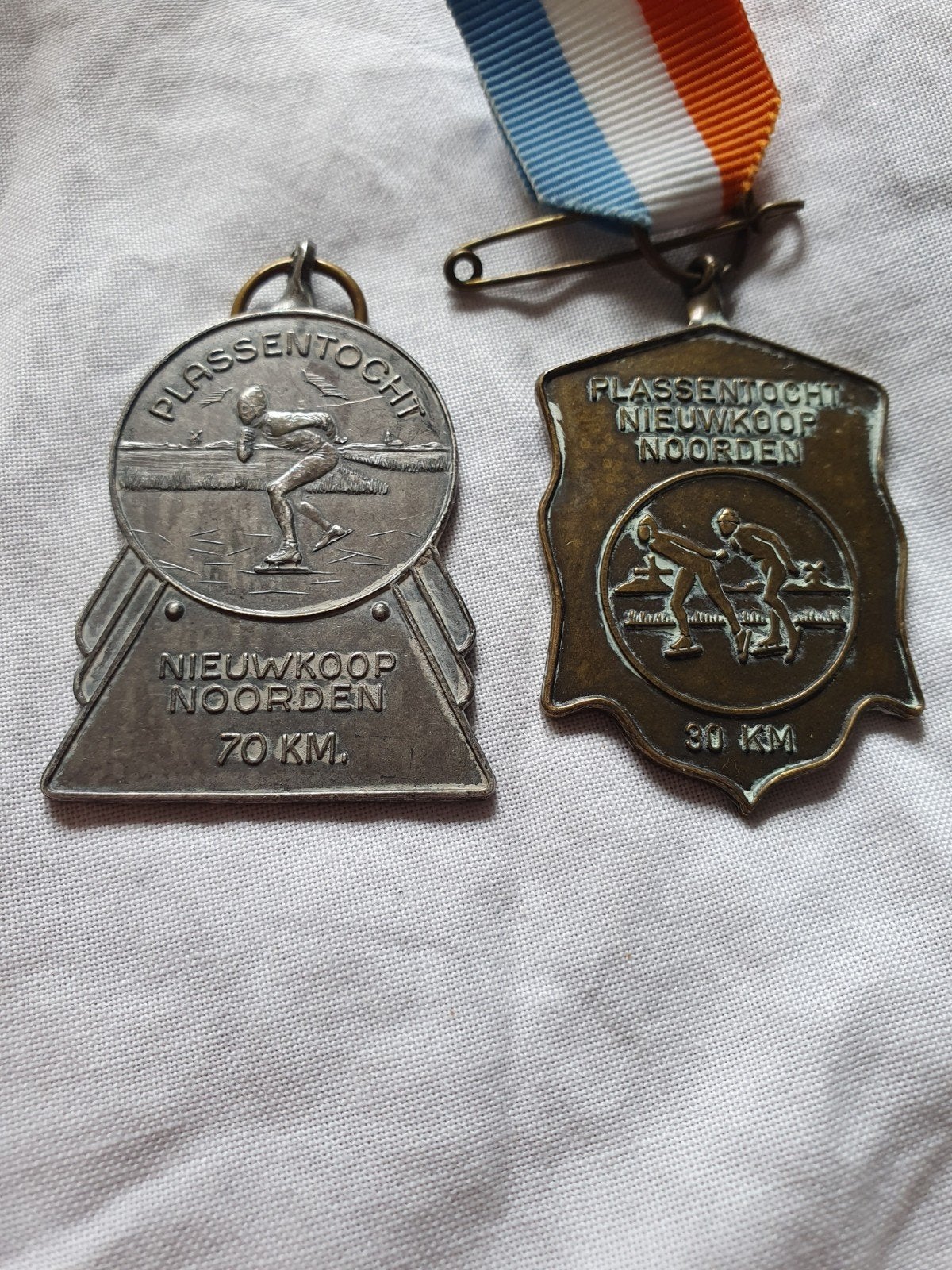 2 schaats medailles plassentocht nieuwkoop.noorden, Ophalen of Verzenden, Overige materialen, Nederland