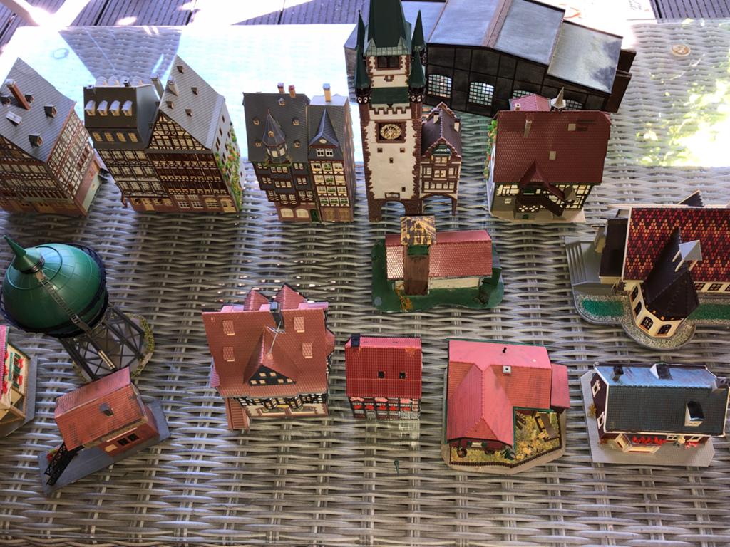 HO Treinbaan Scenery 21 gebouwen Duitse Stijl, Hobby en Vrije tijd, Modeltreinen | H0, Ophalen, Gebruikt, Brug, Tunnel of Gebouw