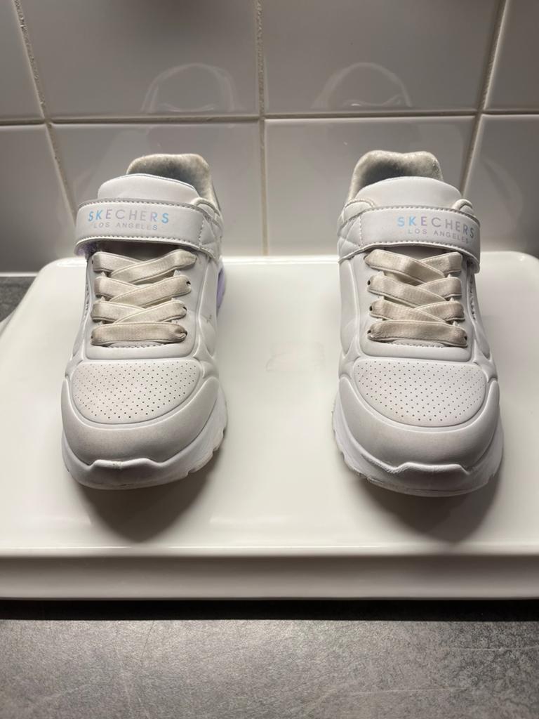 Te koop Wit met een beetje roze meisjes Skechers schoenen, Ophalen, Zo goed als nieuw, Meisje