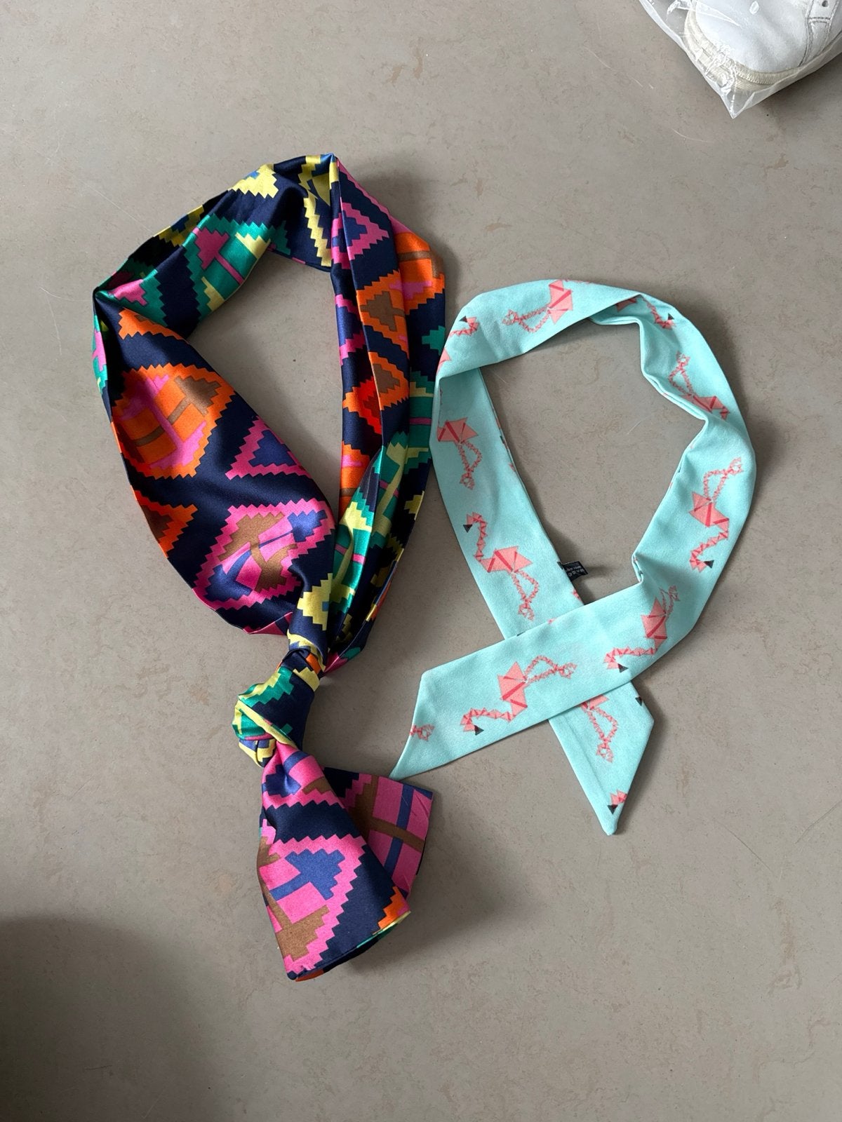 Set van 2 Sjaals: Kleurrijk Patroon & Flamingo's, Kleding | Dames, Ophalen of Verzenden, Zo goed als nieuw, Maat 38/40 (M), Sjaal