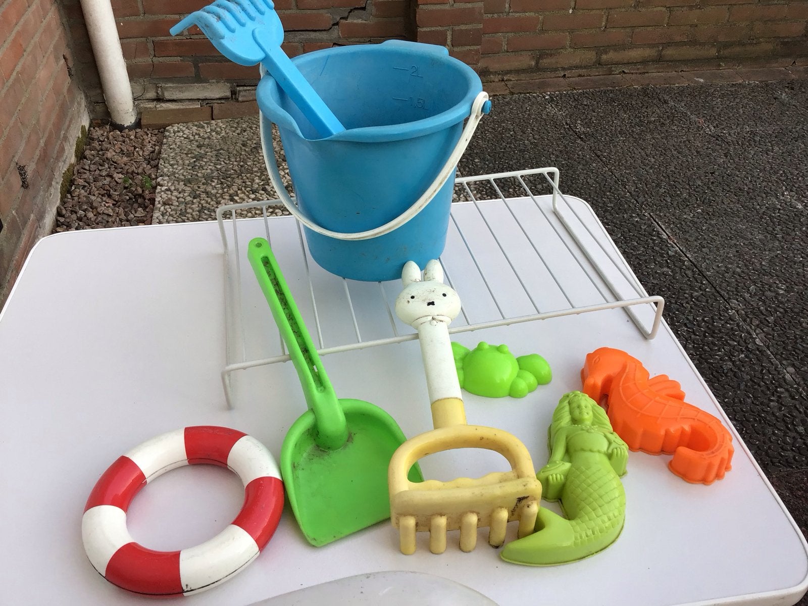 Zandspeelgoed set: emmer, schep, hark en vormpjes,alles 1,95, Ophalen, Gebruikt