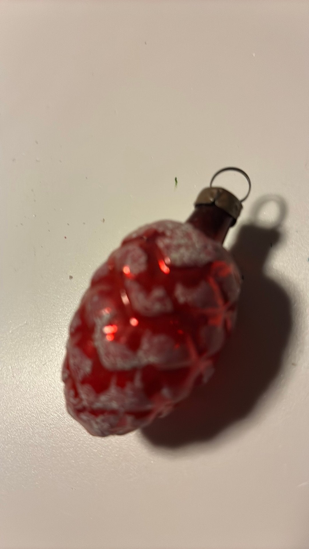 Vintage antieke kerstbal, dennenappel rood feathertree, Ophalen of Verzenden, Zo goed als nieuw