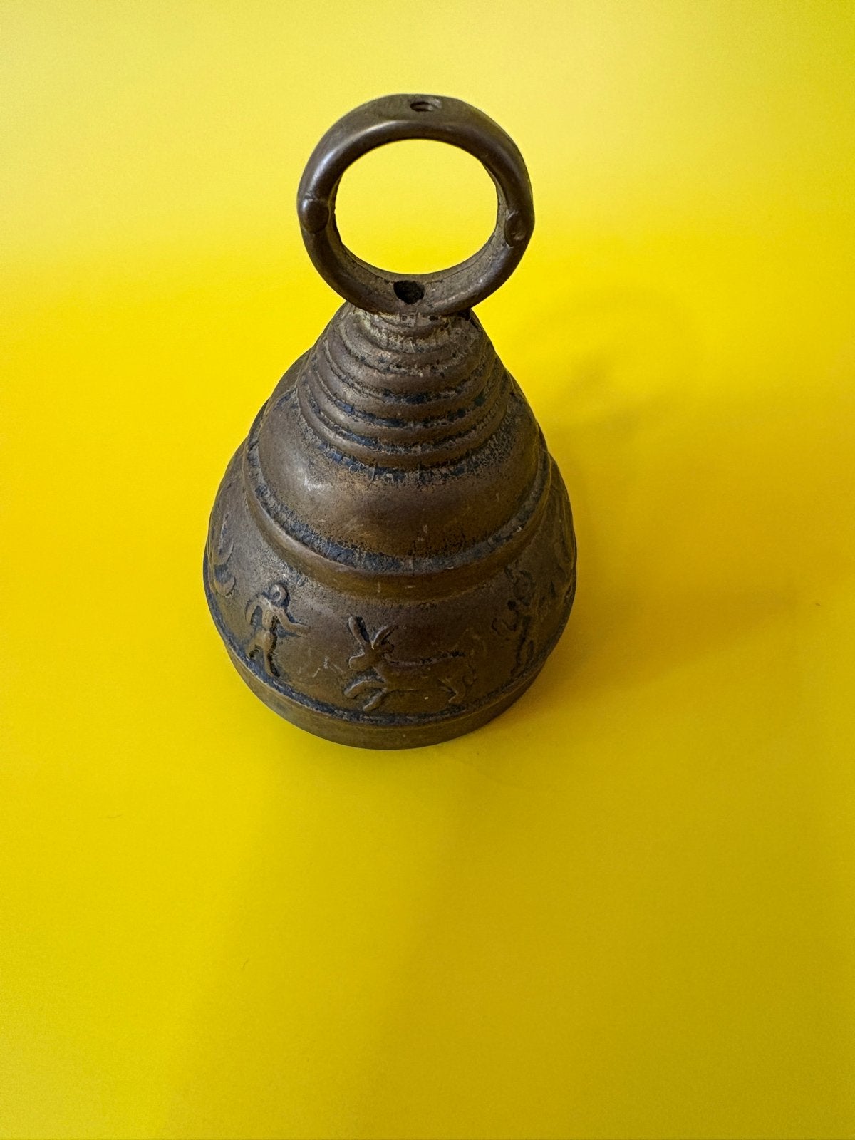 Antieke koperen bel met reliëfdecoratie, Antiek en Kunst, Verzenden, Koper