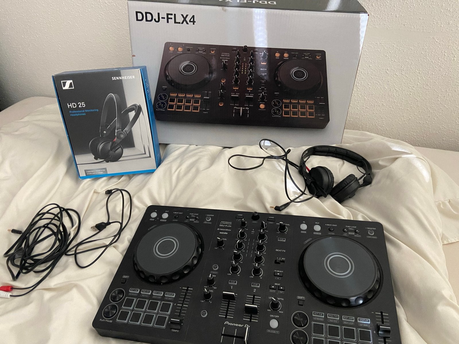Pioneer DDJ-FLX4 DJ-set met Sennheiser HD 25 koptelefoon