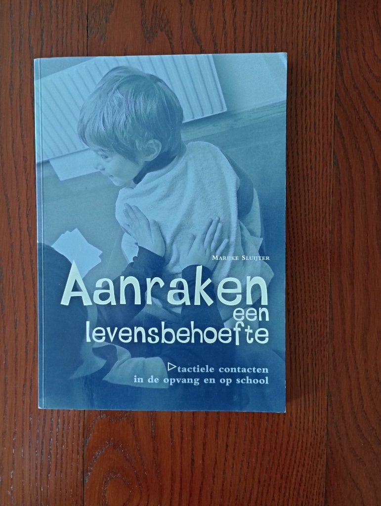 AANRAKEN. EEN LEVENSBEHOEFTE.  Tactiele contacten school, Marijke Sluijter, Ophalen of Verzenden, Ontwikkelingspsychologie, Zo goed als nieuw