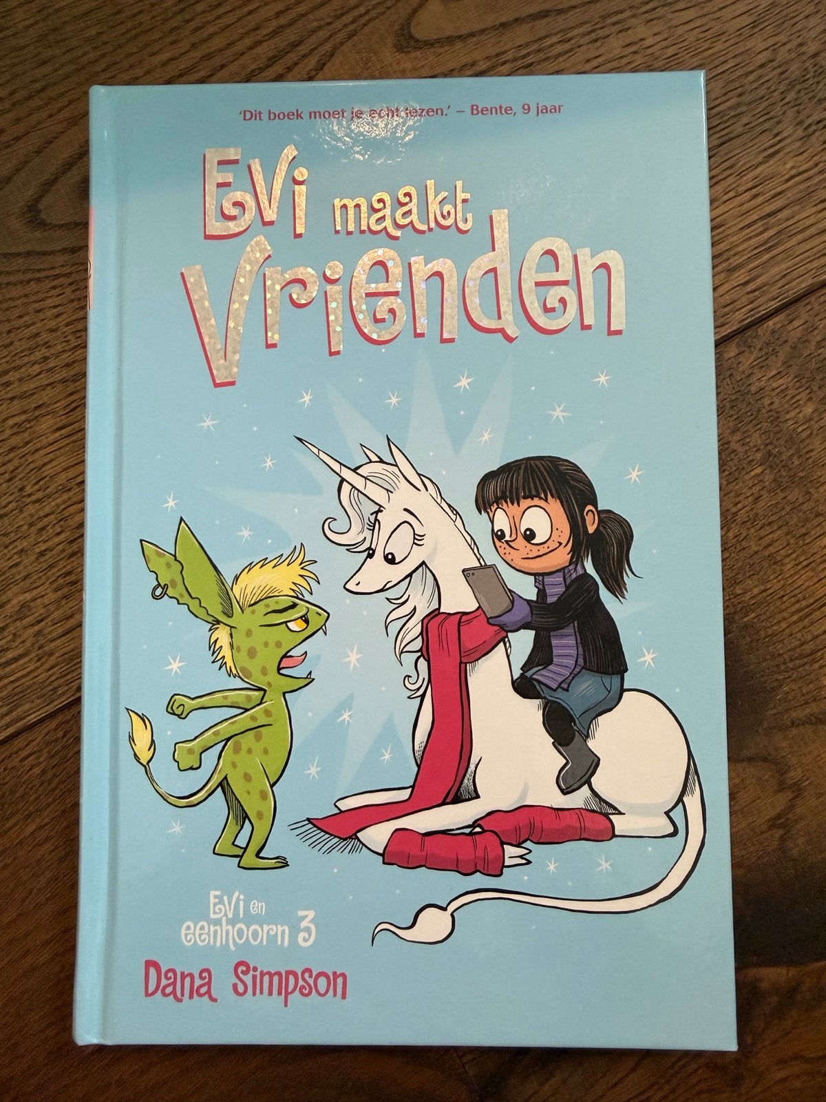 Evi maakt vrienden - Evi en eenhoorn 3 - Dana Simpson, Boeken, Ophalen of Verzenden, Zo goed als nieuw, Fictie