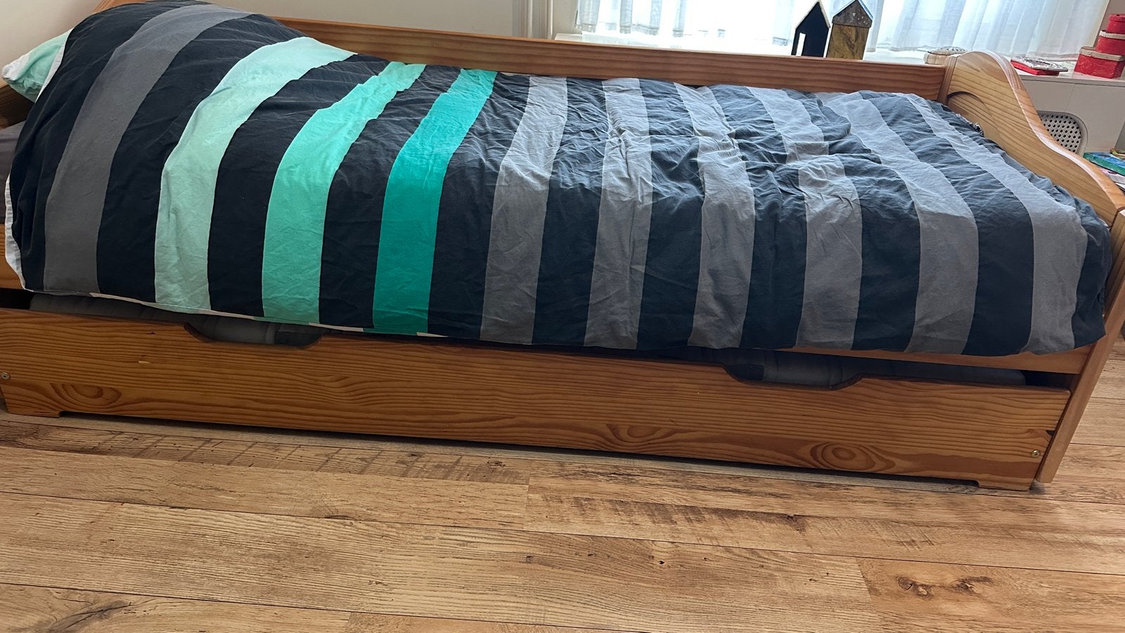 Houten eenpersoonsbed met uitschuifbaar logeerbed, Ophalen, Gebruikt, 90 cm, Eenpersoons
