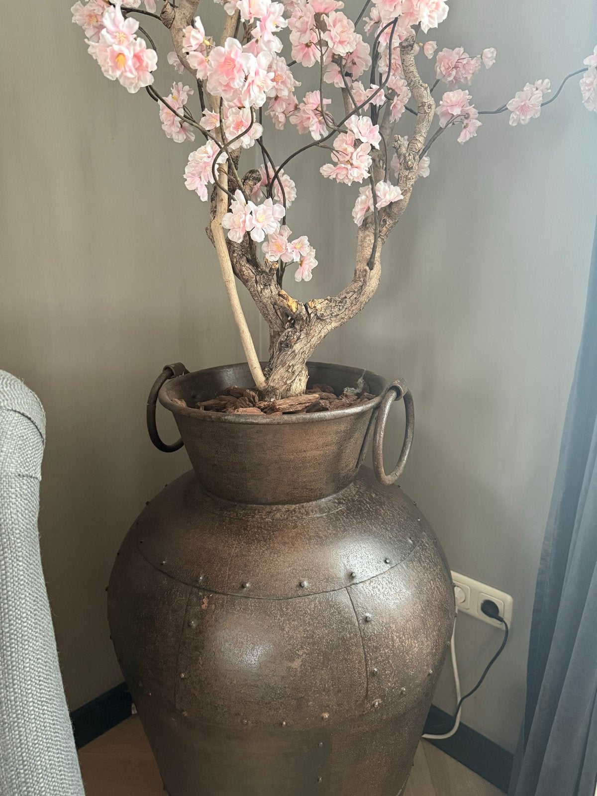 Grote metalen vaas/ bloempot met kunst bloesem - 90 cm hoog, Ophalen, Zo goed als nieuw