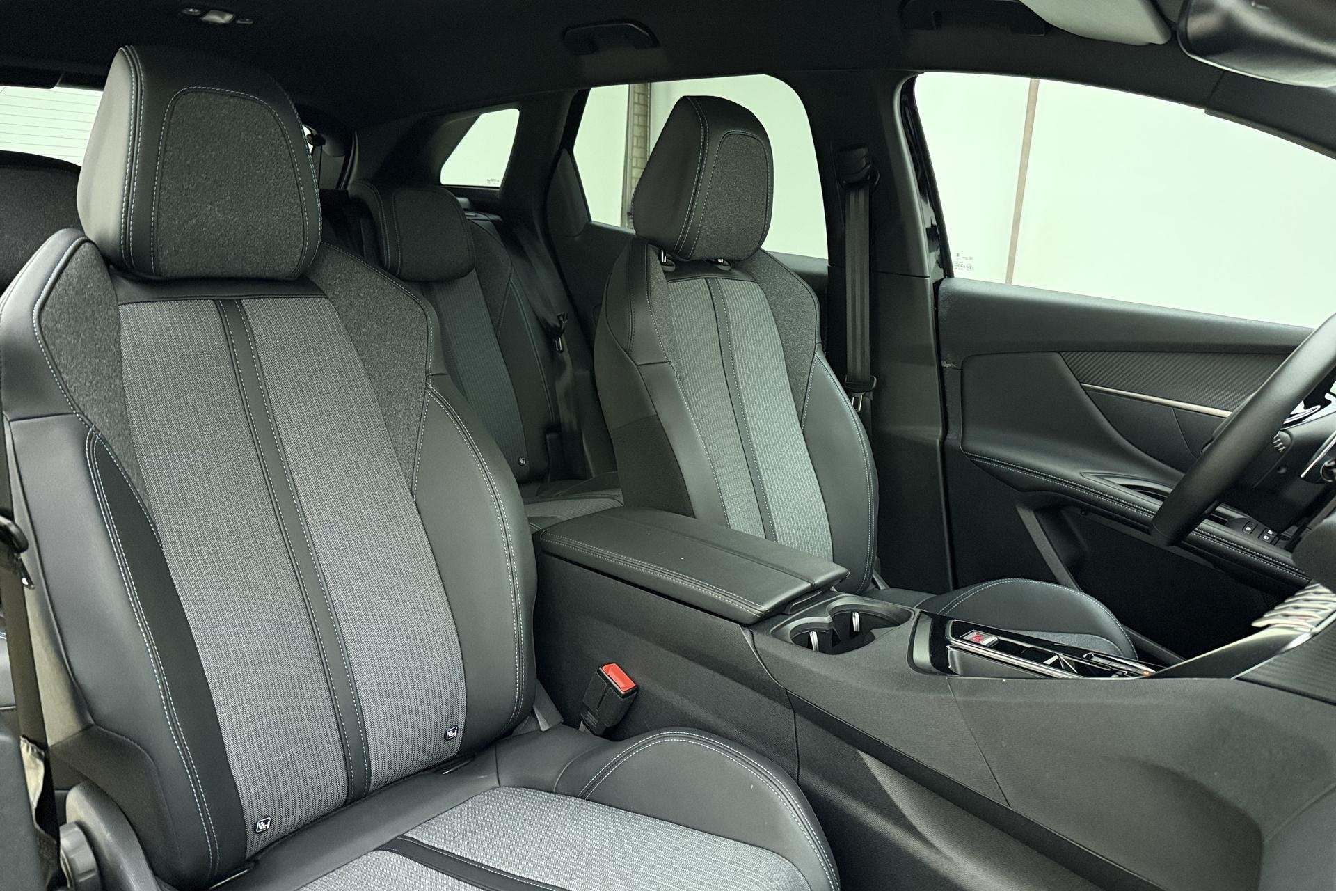 Peugeot 3008 1.6 HYbrid 180 Allure Pack Business | 19 inch |, Auto's, Euro 6, 181 pk, Leder en Stof, Zwart